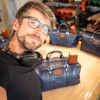 👜 Bez práce nejsou taškáče 👜 Benefity v práci můžou být různý. Někdo má kafe zdarma. Někdo má firemní telefon. No a někdo...