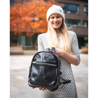 🎒 Máme úplně nové dámské batohy. A skladem! 🎒 Přepracovali jsme úplně od podlahy náš první batůžek se jménem Nika a...